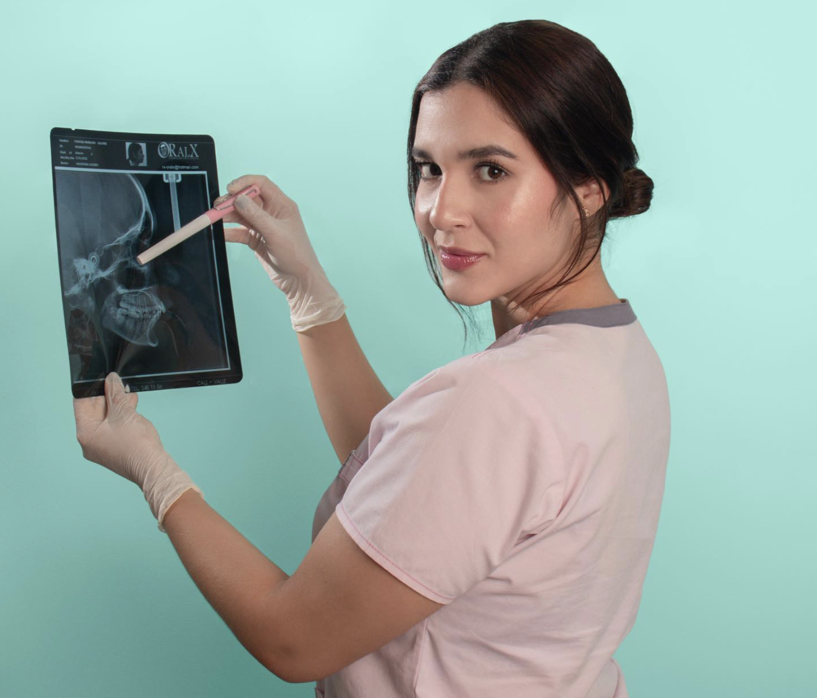 Dra. Valentina Cáceres Gallego, an aesthetic and integral dentist, at her clinic in Versalles, Cali, Colombia.