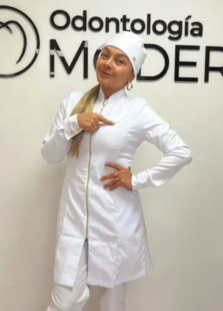 Dra. Yohana Shirley Perez Escarraga, a cosmetic dentist, at HTC Dental in Usaquén, Bogotá, Colombia.