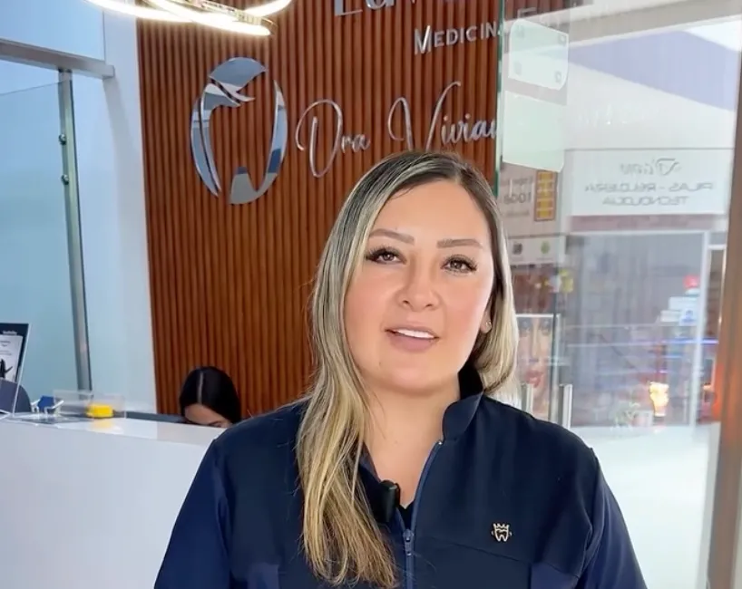Dra. Viviana Correa, a smile design and dental aesthetics specialist with 15 years of experience, at Odontología Especializada in Bogotá, Colombia.