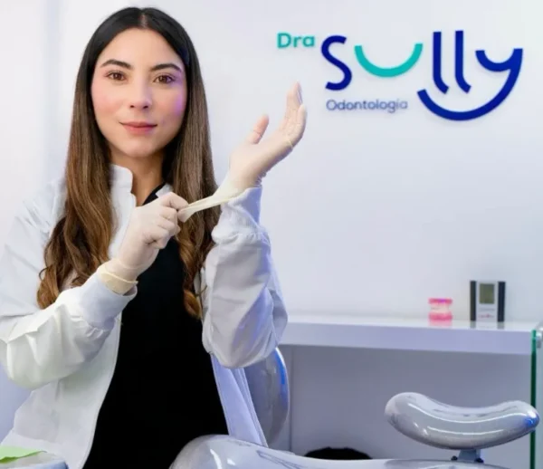 Dra. Sully Jaimes, a specialist in aesthetic orthodontics and maxillary orthopedics, at Dra. Sully Odontología in the Parque de la 93 zone, Bogotá, Colombia.