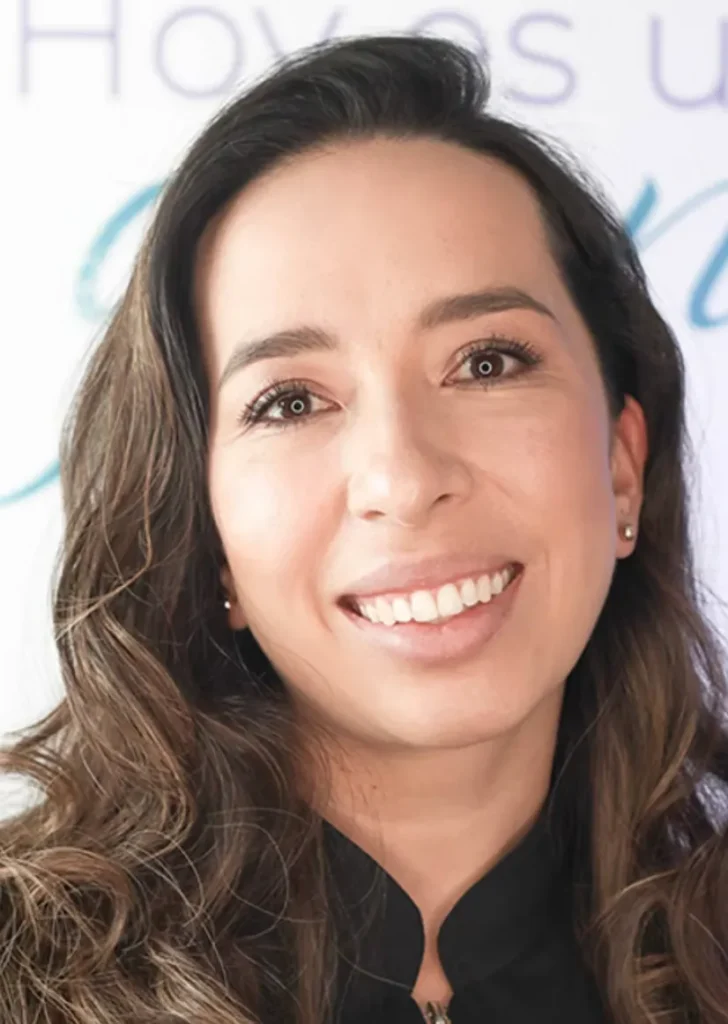 Dra. Stacy Casilimas, a composite veneers and dental aesthetics specialist with 14 years of experience, at STACY CASILIMAS Salud y Estética Dental in Usaquén, Bogotá, Colombia.