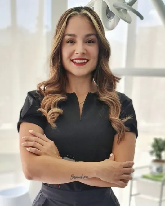 Published researcher Dra. Laura Gordillo specializing in custom dental veneers Bogotá Colombia