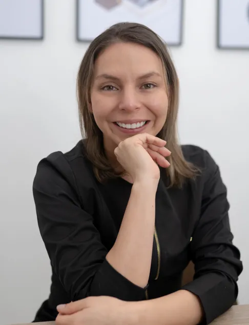 Periodontist Dra. Laura Tovar specializing in gum disease treatment in Bogotá Colombia