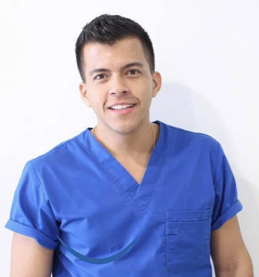 Hand-crafted porcelain veneers by Dr. Jhonatan Londono at his El Poblado Medellín clinic