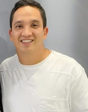 Prosthodontics and dental implant specialist Dr. Andres Garcia at his Santa Mónica Cali clinic